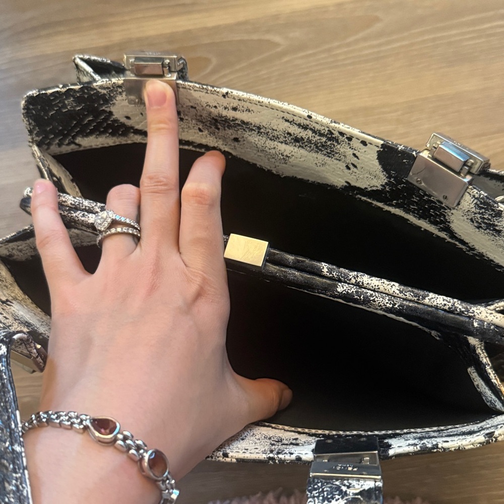 Fendi black and white calf skin embossed patterned shoulder bag - Picture 3 of 9